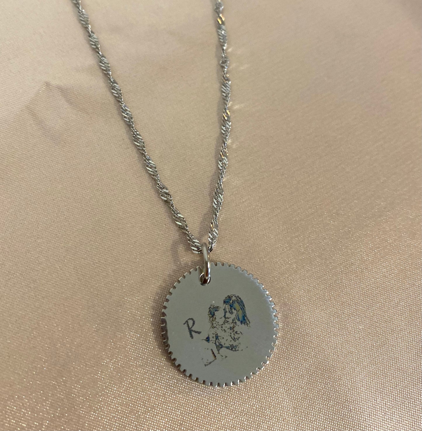 Collier avec médaille gravée en acier inoxydable 🌸