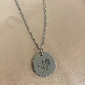 Collier avec médaille gravée en acier inoxydable