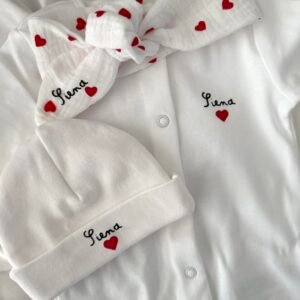 pijama + bonnet de naissance motif coeur rouge
